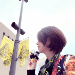 Mrs,Green Apple のライブ会場、PayPayドーム前で自撮り撮影（2025年）