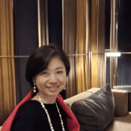 夕暮れ時はラウンジ照明がぐっとシックに