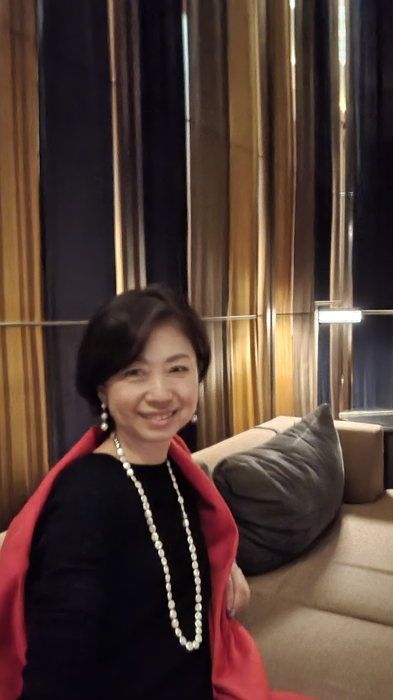 夕暮れ時はラウンジ照明がぐっとシックに