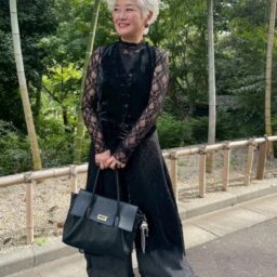 インナー／UNIQLO、ワンピース／SHEIN、ベスト／GERARD DAREL、ボトムス／PLUS OTO.HA、リング小指／cushka、靴／GU