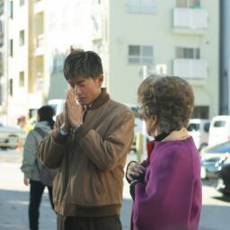 映画『TOKYOタクシー』よりタクシー運転手の浩二（木村拓哉）とすみれ（倍賞千恵子）