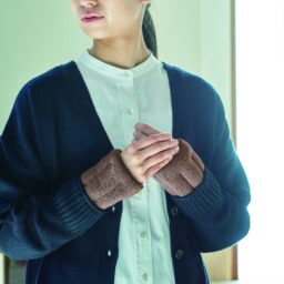 手首あったかビーズウォーマー ブラウン￥3,850／＆ONDO