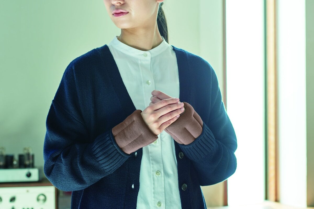 手首あったかビーズウォーマー ブラウン¥3,850/&ONDO