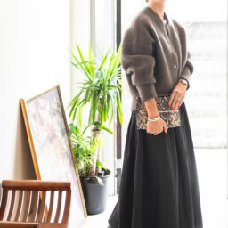 ラクーンブルゾン…エレンディーク、黒スカート…ノーク、ブーツ…アラシューズ、バッグ…ストラズベリー、バングル…ザラ