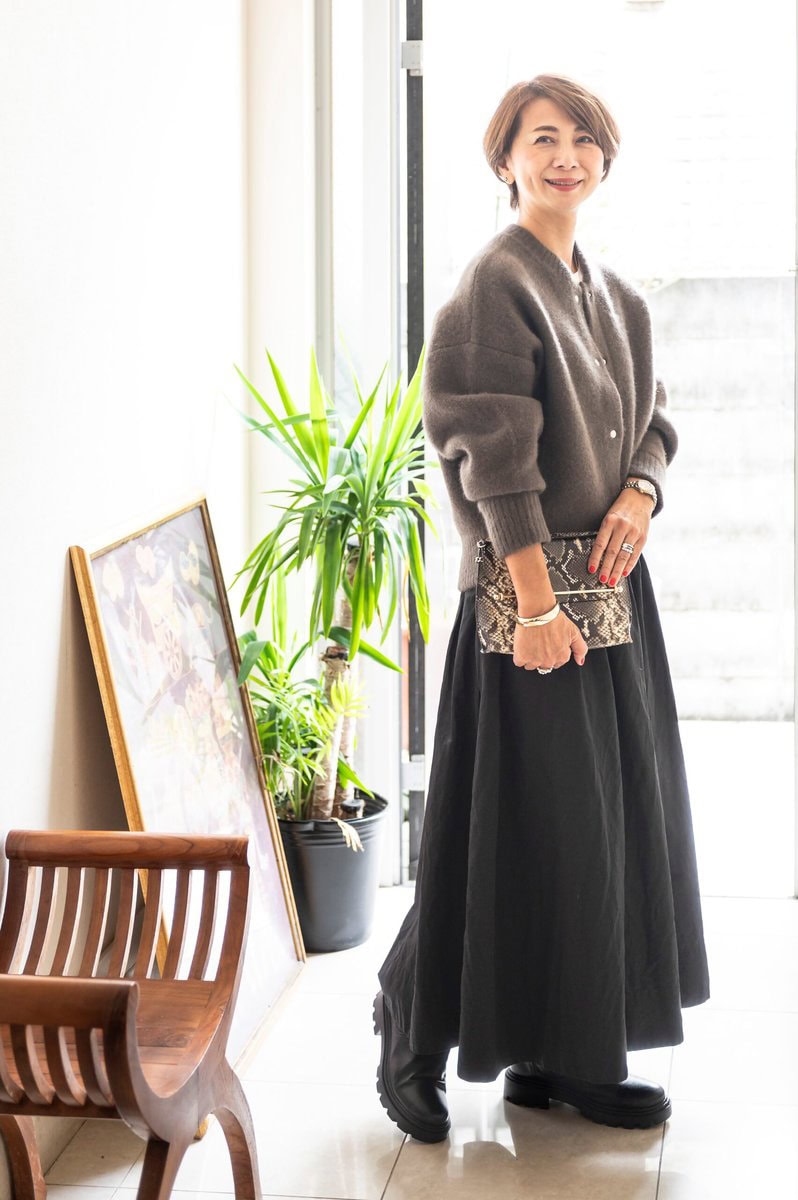 ラクーンブルゾン…エレンディーク、黒スカート…ノーク、ブーツ…アラシューズ、バッグ…ストラズベリー、バングル…ザラ