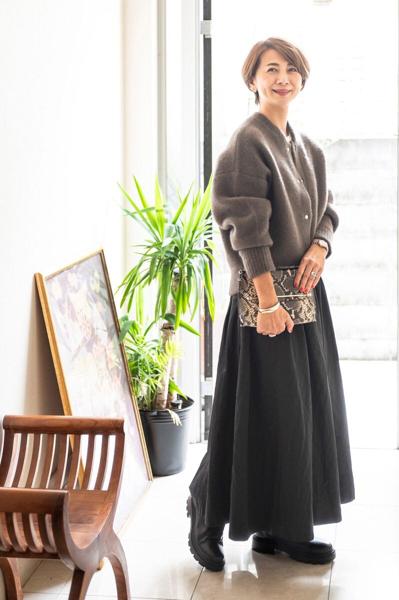 ラクーンブルゾン…エレンディーク、黒スカート…ノーク、ブーツ…アラシューズ、バッグ…ストラズベリー、バングル…ザラ