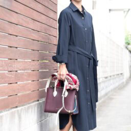 シャツワンピース…ソージュ、ブーツ…メゾン マルジェラ、バッグ…ストラズベリー、ストール…エルメス、チョーカー…プラスオトハ、バングル…ティファニー、右手リング…チエコプラス