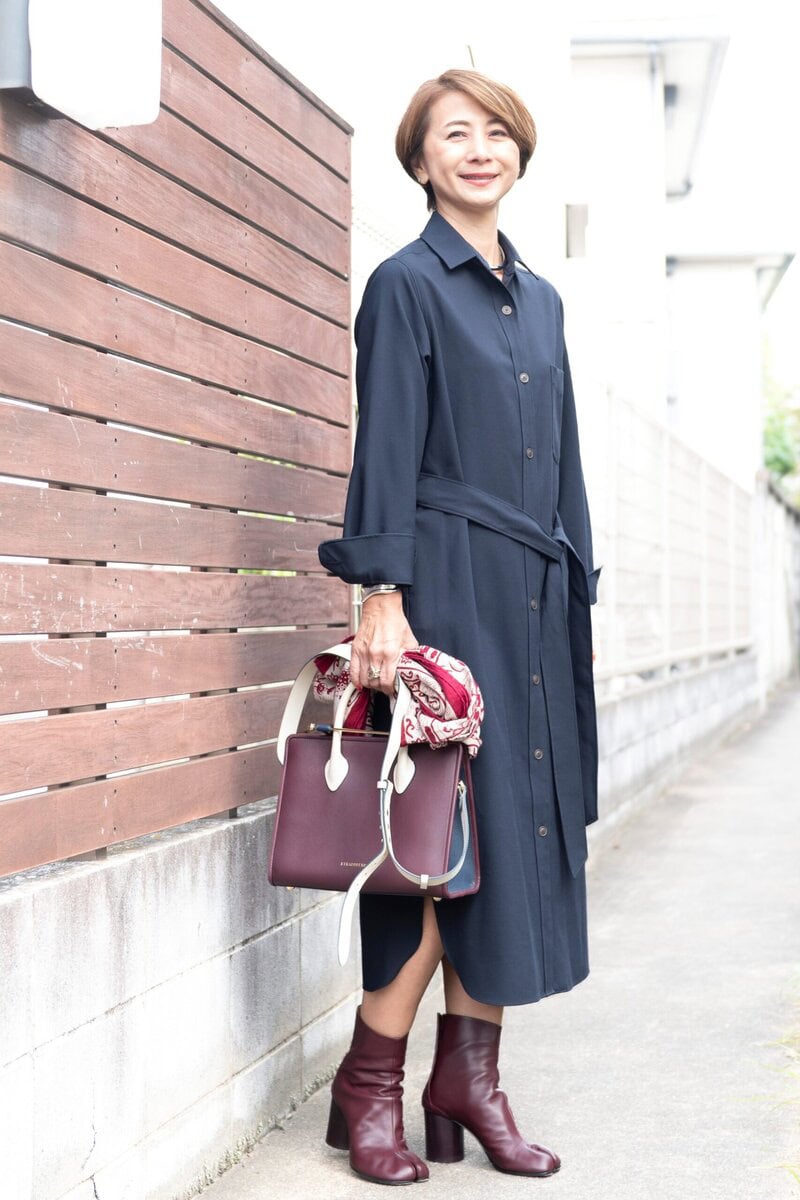 シャツワンピース…ソージュ、ブーツ…メゾン マルジェラ、バッグ…ストラズベリー、ストール…エルメス、チョーカー…プラスオトハ、バングル…ティファニー、右手リング…チエコプラス