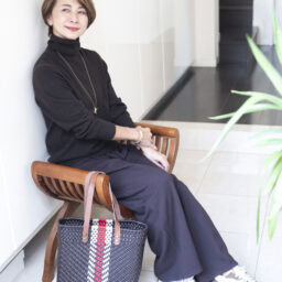 ニット、スウェットパンツ…ユニクロ、スニーカー…ニューバランス、イニシャルペンダント…イシス、バングル…ZARA、バッグ…チェベレ