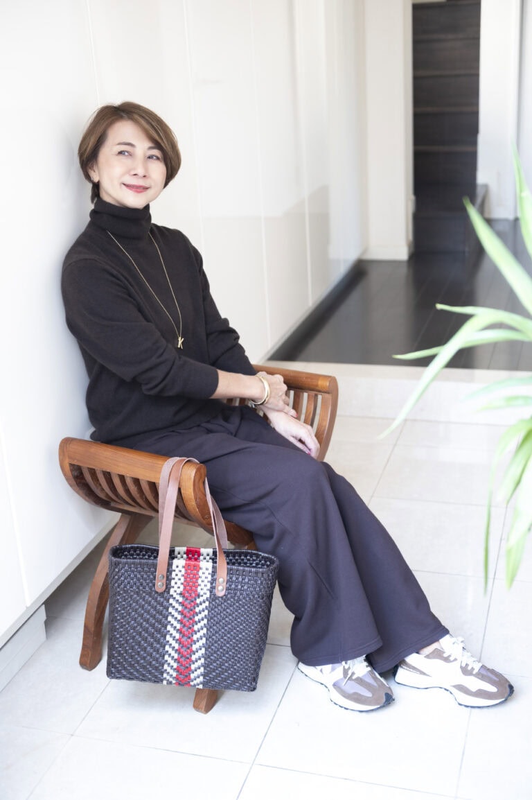 ニット、スウェットパンツ…ユニクロ、スニーカー…ニューバランス、イニシャルペンダント…イシス、バングル…ZARA、バッグ…チェベレ