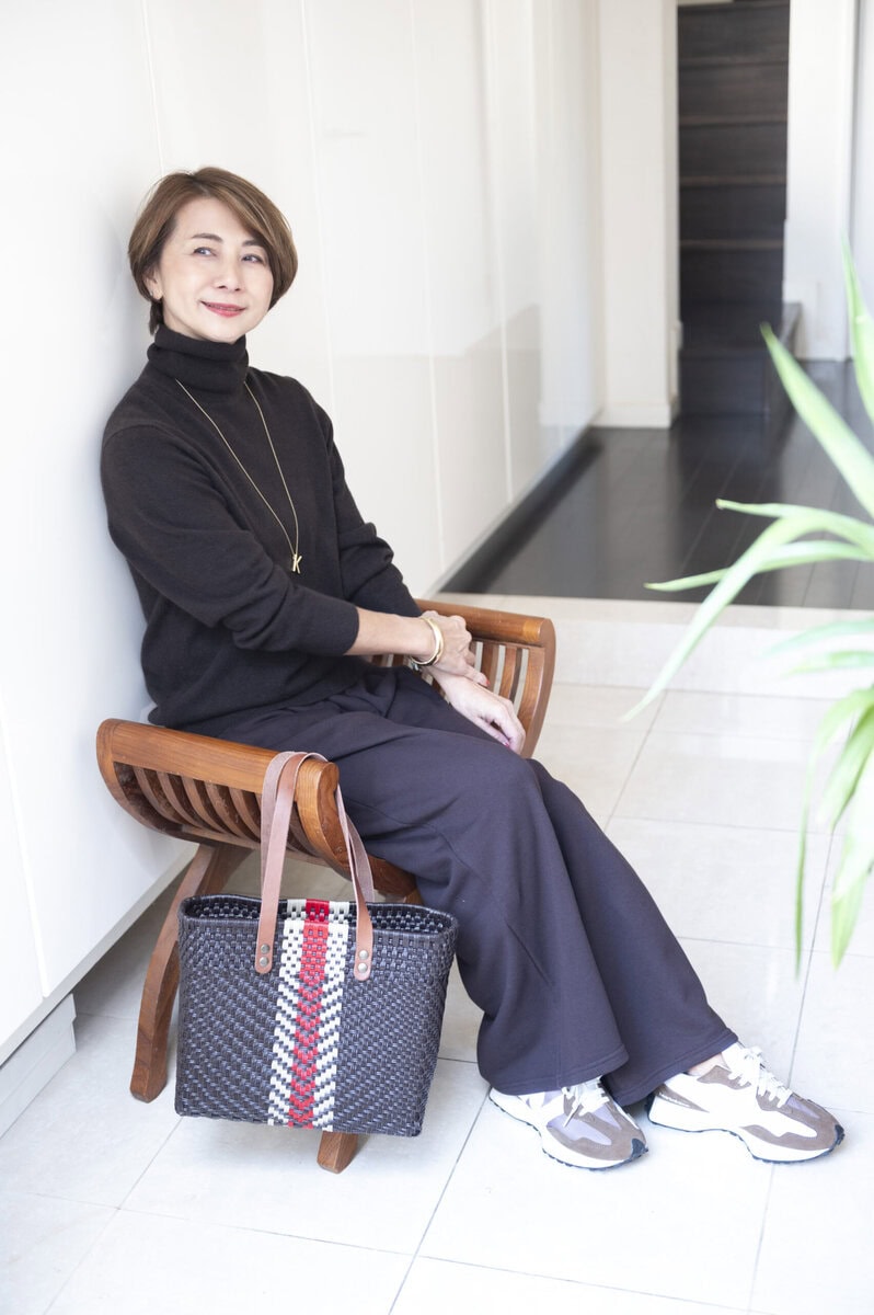 ニット、スウェットパンツ…ユニクロ、スニーカー…ニューバランス、イニシャルペンダント…イシス、バングル…ZARA、バッグ…チェベレ