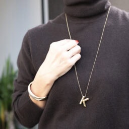 「イシス」のイニシャルペンダント、「ZARA」のバングル