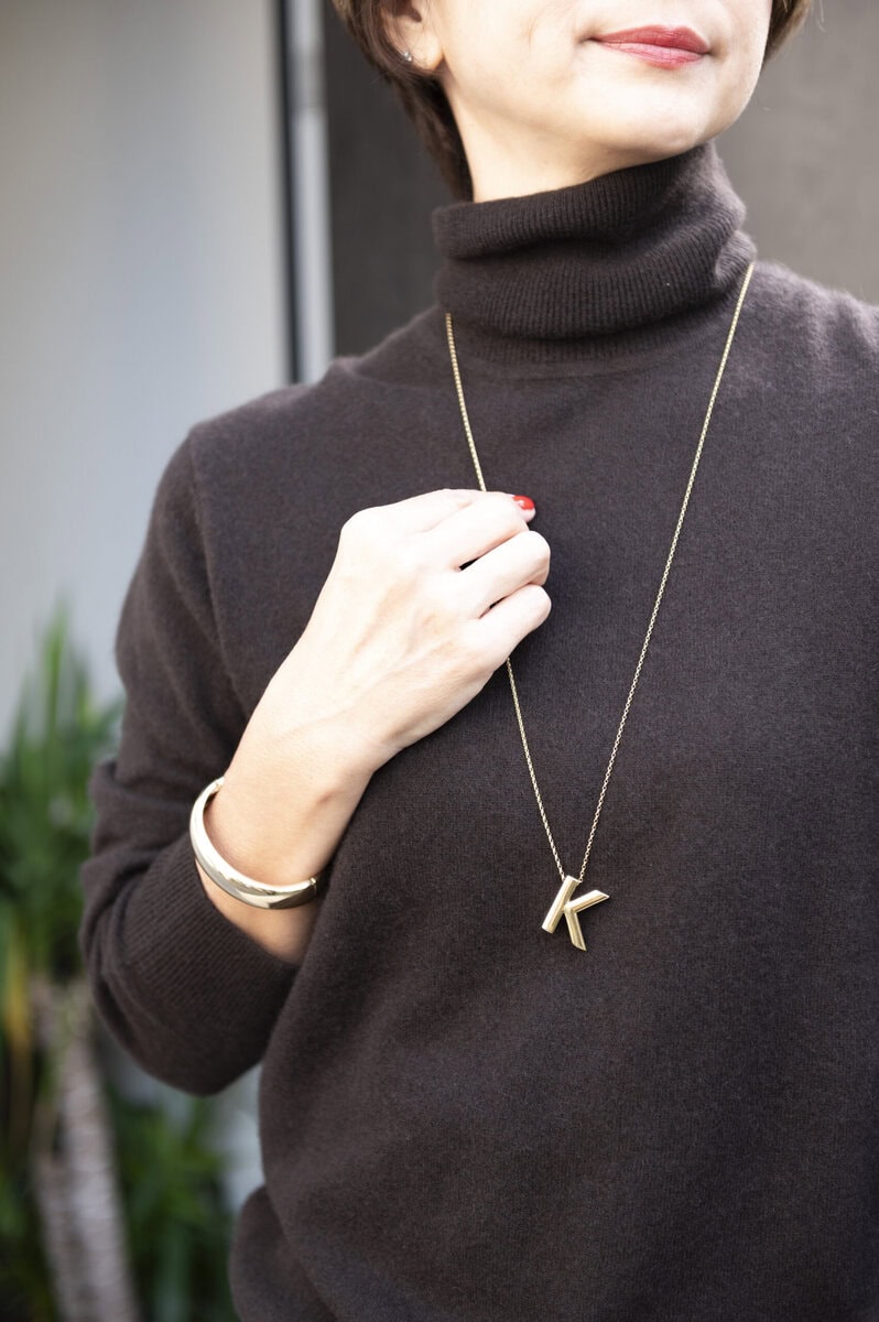 「イシス」のイニシャルペンダント、「ZARA」のバングル