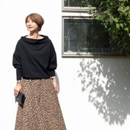 トップス…ドゥーズィエムクラス、スカート…ハウスC2、ブーツ…アラシューズ、バッグ…シャネル、右手リング…チエコプラス、バングル…ティファニー