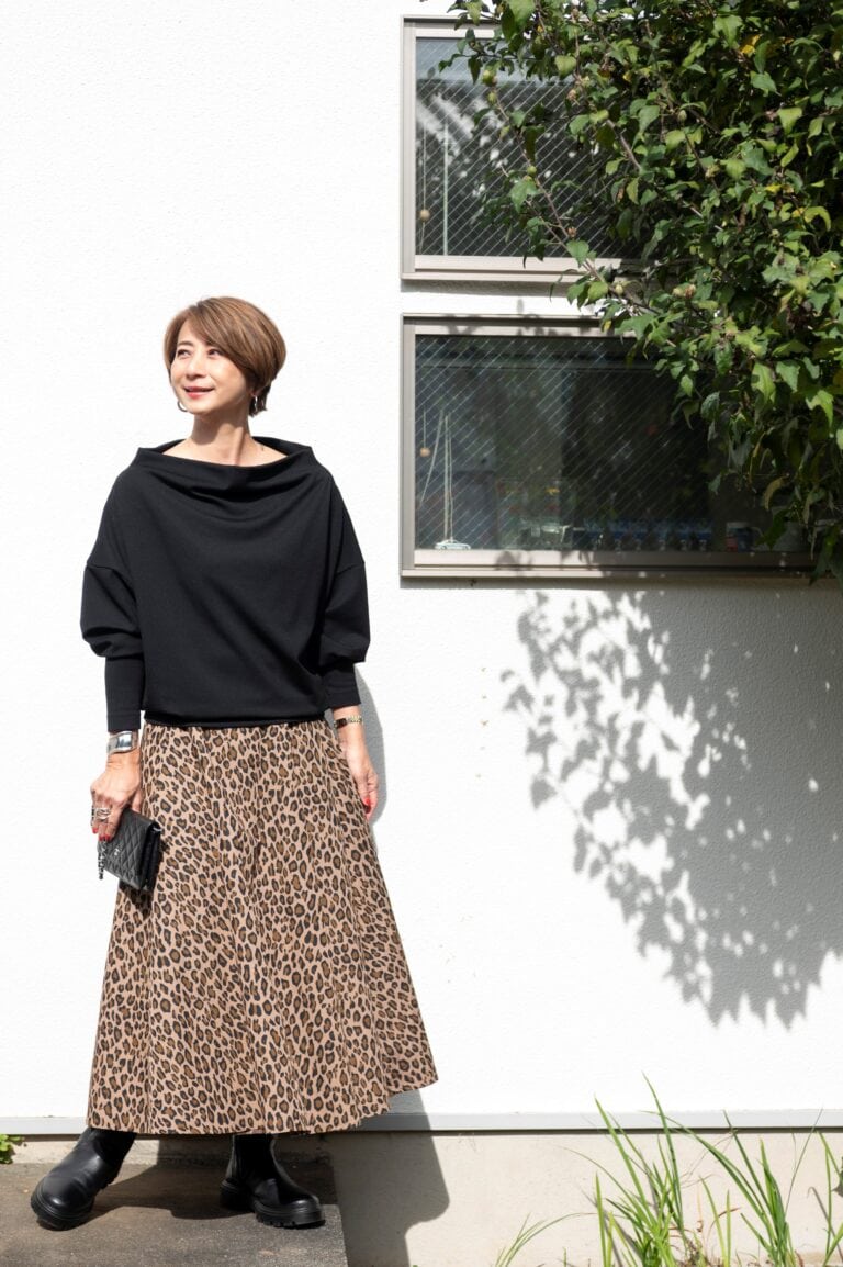 トップス…ドゥーズィエムクラス、スカート…ハウスC2、ブーツ…アラシューズ、バッグ…シャネル、右手リング…チエコプラス、バングル…ティファニー