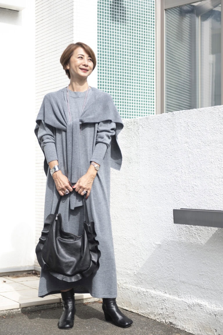 ワンピース…アトリエ エヌズ、バッグ…リパーニ、ブーツ…ペリーコサニー、ネックレス…ロンハーマン、バングル…ティファニー