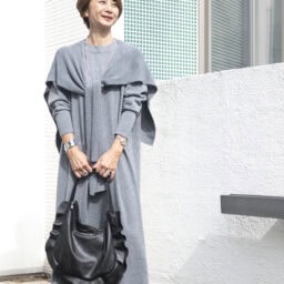 ワンピース…アトリエ エヌズ、バッグ…リパーニ、ブーツ…ペリーコサニー、ネックレス…ロンハーマン、バングル…ティファニー