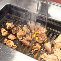 新潟県魚沼市　ホルモン焼き やまに