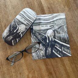 ノルウェーのムンクミュージアムで買ったメガネケース