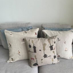 スウェーデンの作家さんによる刺繍のクッションカバー