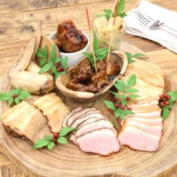 盛りつけ例　ローソンストア100「選べるおせち」の「肉推しおせち」（計2,160円分）