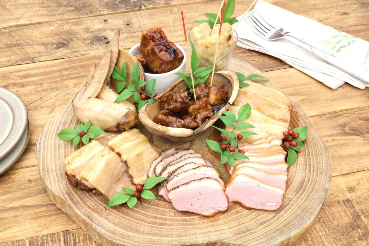 盛りつけ例　ローソンストア100「選べるおせち」の「肉推しおせち」（計2,160円分）