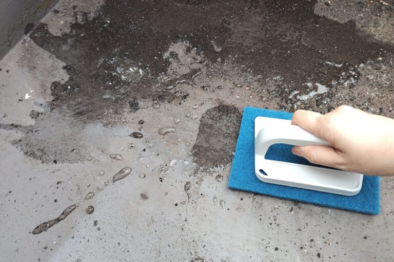 ベランダ床のこすり洗い