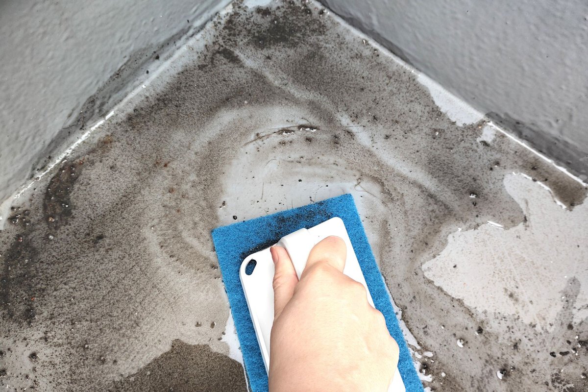 ベランダ床のこすり洗い