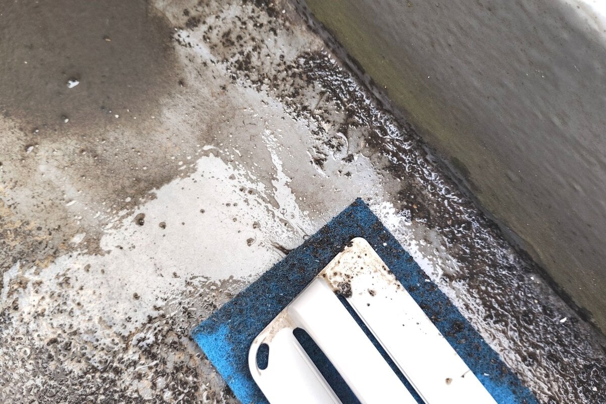 ベランダ床のこすり洗い