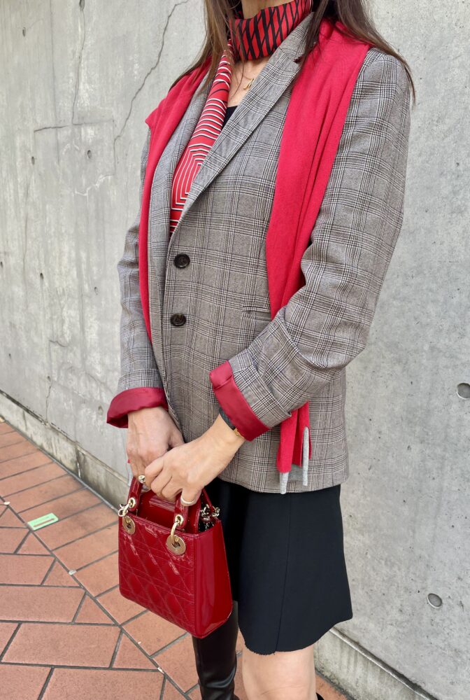 赤小物をアクセントに