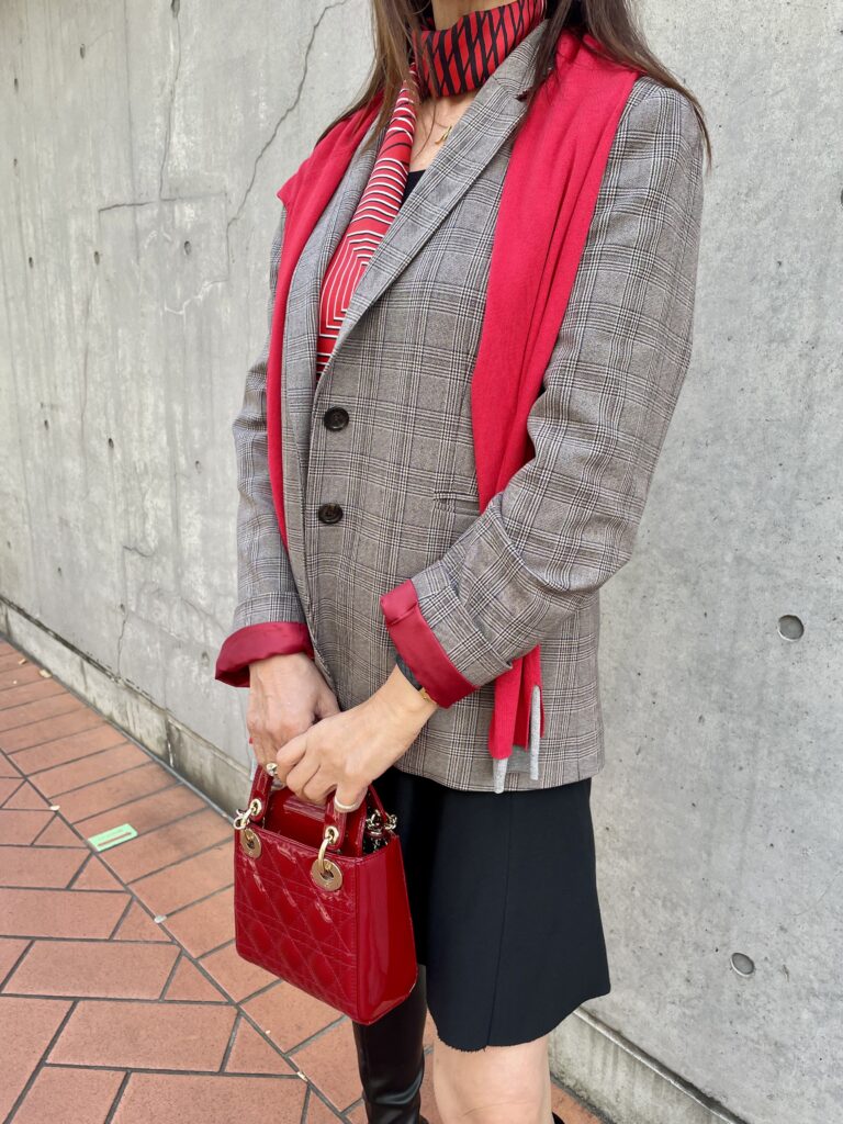 赤小物をアクセントに