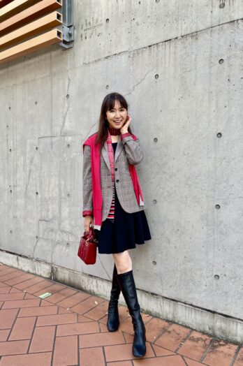 【60代お手本スナップ】ラッキーカラーの小物でおしゃれさも運気もアップ♪冬のジャケットスタイル