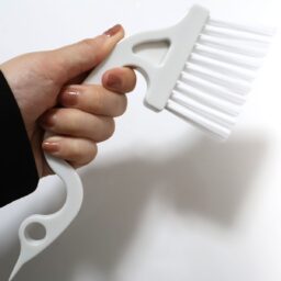 スクレーパー付サッシブラシ　￥110／ダイソー