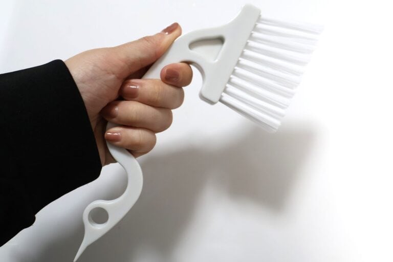 スクレーパー付サッシブラシ　￥110／ダイソー