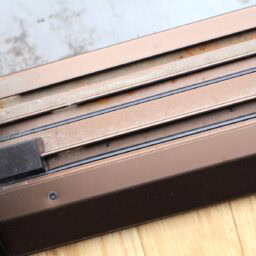 掃除前のサッシ