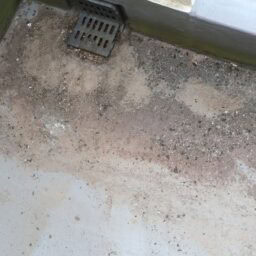 ごみを取り除いたベランダ