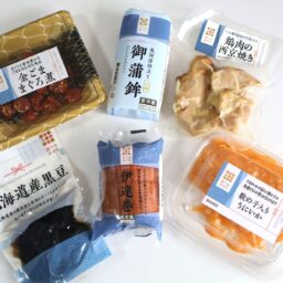 ローソンストア100「選べるおせち」　御蒲鉾白（108円）、鶏肉の西京焼き（162円）、金ごままぐろ煮（162円）、北海道産黒豆（162円）、数の子入りうにいか（216円）、伊達巻（216円）