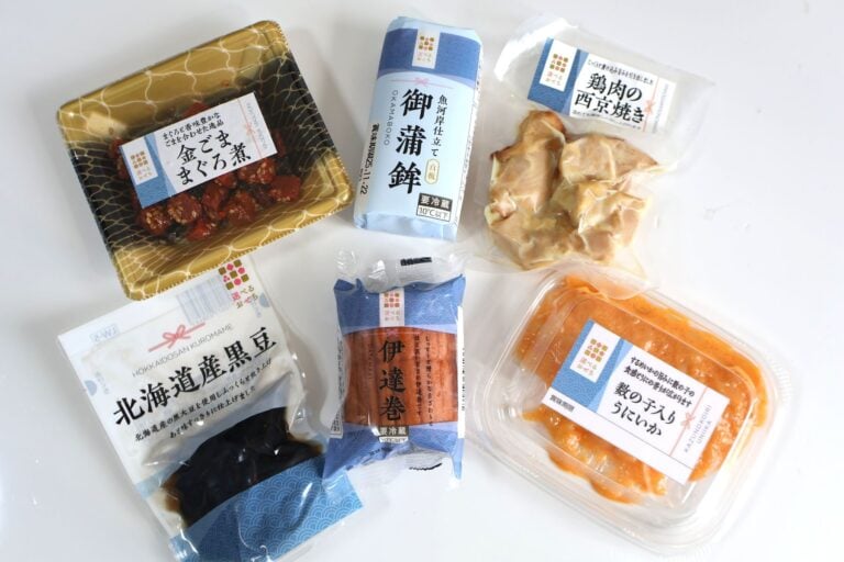 ローソンストア100「選べるおせち」 御蒲鉾白(108円)、鶏肉の西京焼き(162円)、金ごままぐろ煮(162円)、北海道産黒豆(162円)、数の子入りうにいか(216円)、伊達巻(216円)