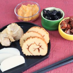 ローソンストア100「選べるおせち」　御蒲鉾白（108円）、鶏肉の西京焼き（162円）、金ごままぐろ煮（162円）、北海道産黒豆（162円）、数の子入りうにいか（216円）、伊達巻（216円）