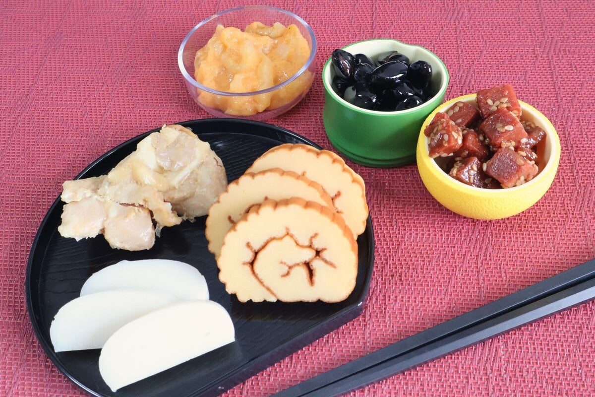 ローソンストア100「選べるおせち」　御蒲鉾白（108円）、鶏肉の西京焼き（162円）、金ごままぐろ煮（162円）、北海道産黒豆（162円）、数の子入りうにいか（216円）、伊達巻（216円）