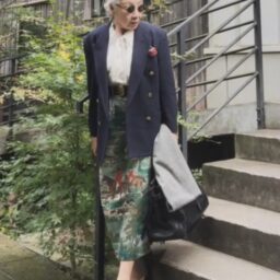 女っぽさを引き出す“フリル白ブラウスコーデ