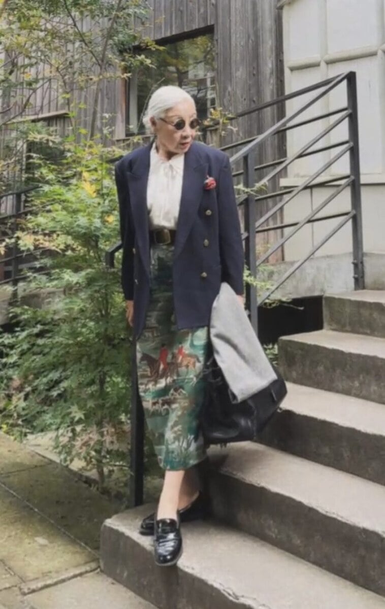 女っぽさを引き出す“フリル白ブラウスコーデ