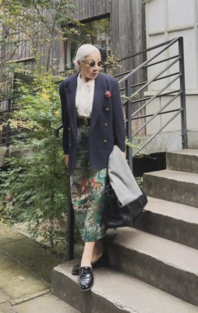 女っぽさを引き出す“フリル白ブラウスコーデ