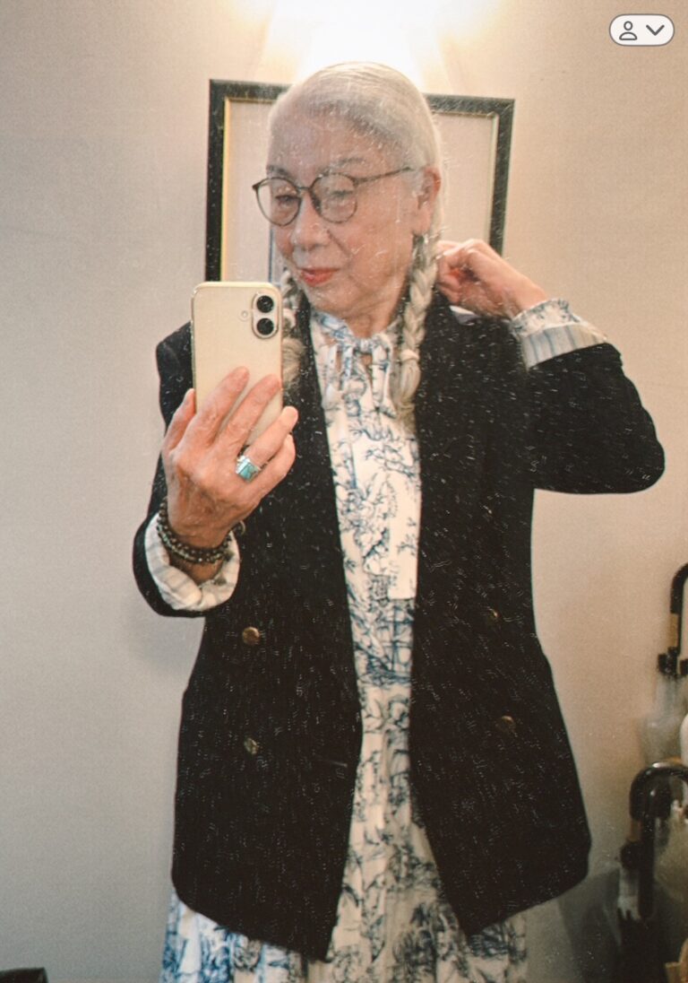 初冬の女性らしいフェミニンコーデ