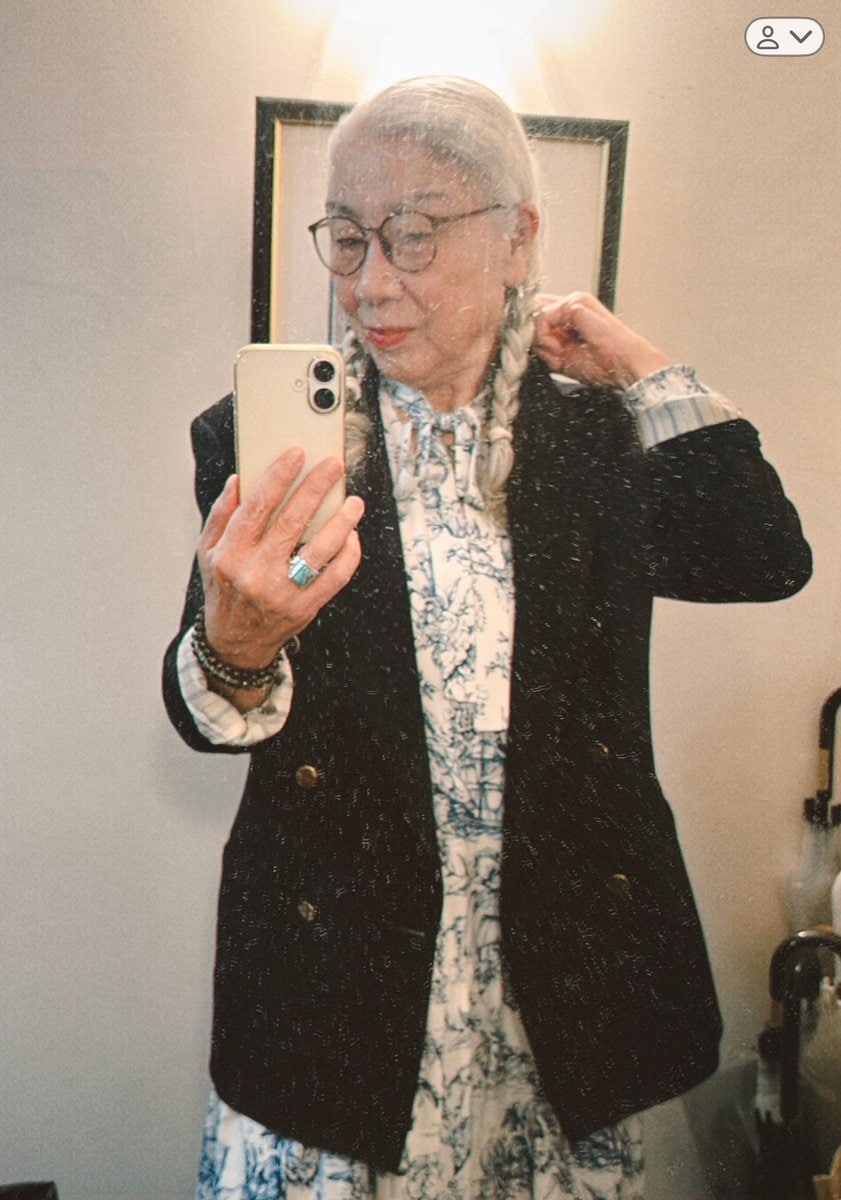 初冬の女性らしいフェミニンコーデ