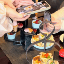 「アフタヌーンティー＆撮影会」風景（美味しくいただいて写真や動画も綺麗に撮るためのレッスンの様子です（2025年1月撮影