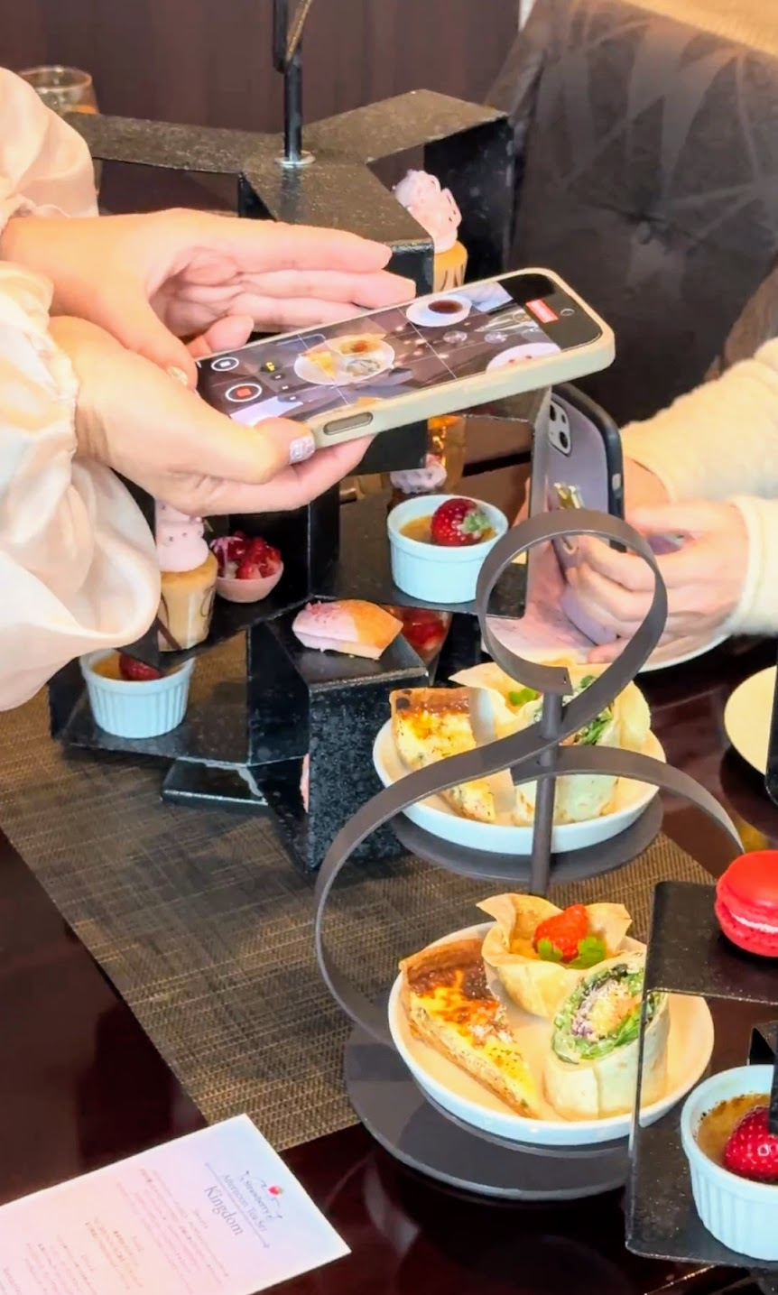 「アフタヌーンティー&撮影会」風景(美味しくいただいて写真や動画も綺麗に撮るためのレッスンの様子です(2025年1月撮影