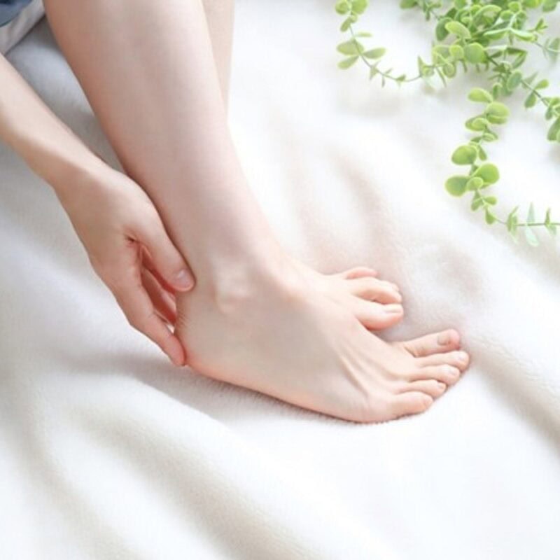 【60代ヘルスケア】かかとのひび割れの原因とは？ 今すぐ始めたい保湿＆靴選びのセルフケア【薬剤師監修】