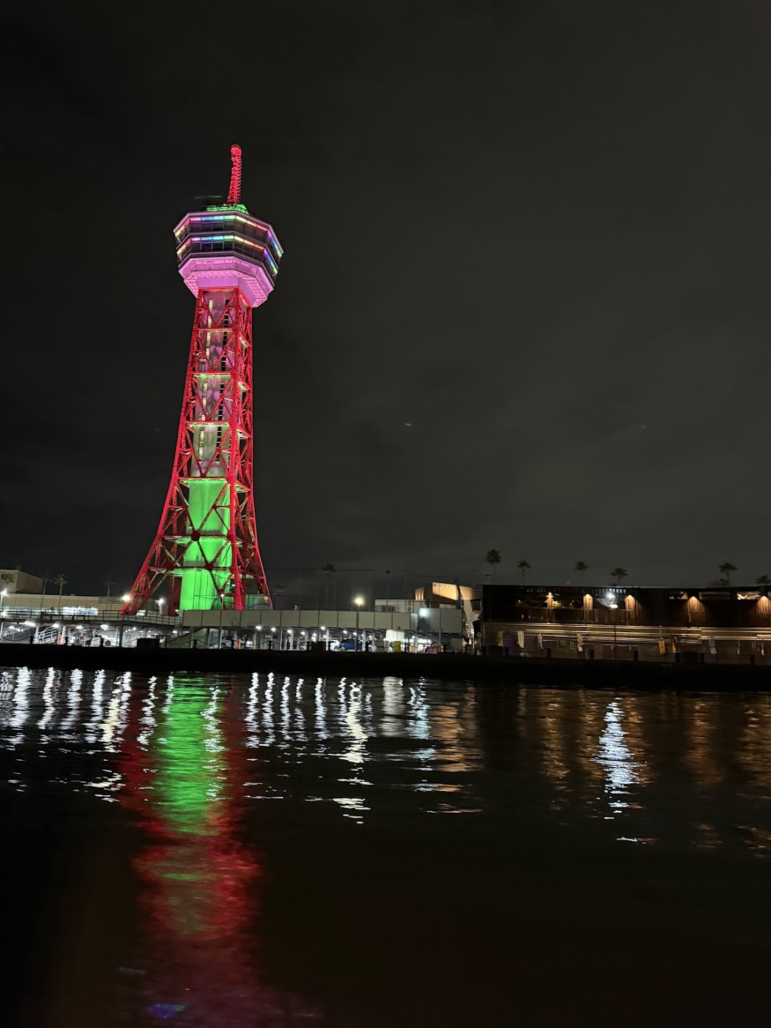 博多湾から見た福岡タワー