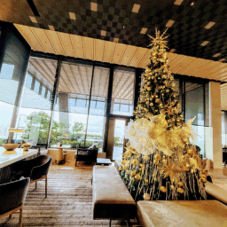 リッツカールトン福岡のロビーに飾られたクリスマスツリー（2024年12月）